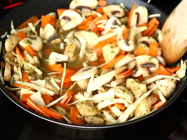 चाउ मेन (चाओ मेन), चिकन और सब्जियों के साथ चीनी नूडल्स - तैयारी चरण 3