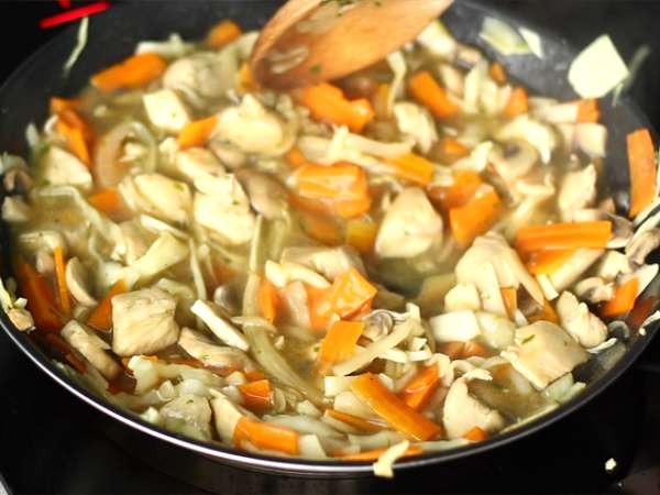 चाउ मेन (चाओ मेन), चिकन और सब्जियों के साथ चीनी नूडल्स - तैयारी चरण 5