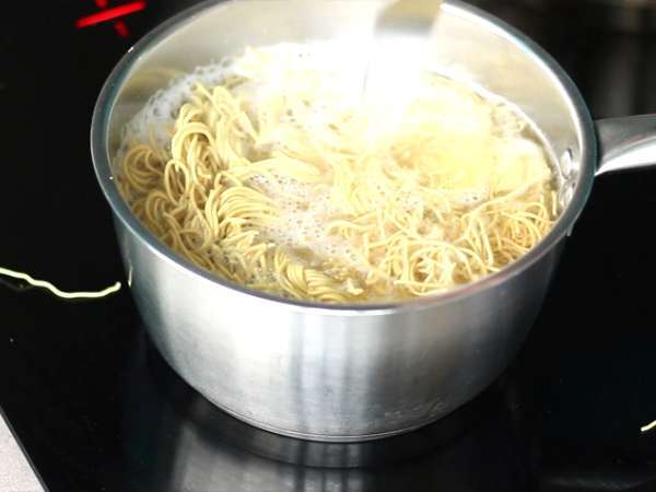 चाउ मेन (चाओ मेन), चिकन और सब्जियों के साथ चीनी नूडल्स - तैयारी चरण 6