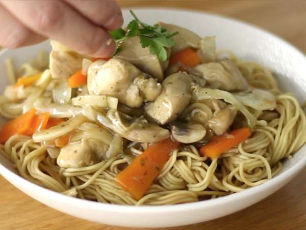 चाउ मेन (चाओ मेन), चिकन और सब्जियों के साथ चीनी नूडल्स - तैयारी चरण 7