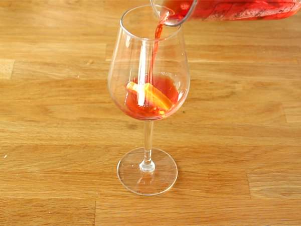 Spritz, प्रसिद्ध इटालियन कॉकटेल Aperol के साथ - तैयारी चरण 1