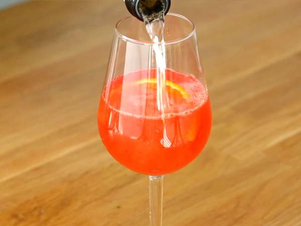 Spritz, प्रसिद्ध इटालियन कॉकटेल Aperol के साथ - तैयारी चरण 2