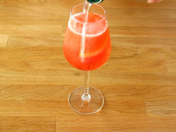 Spritz, प्रसिद्ध इटालियन कॉकटेल Aperol के साथ - तैयारी चरण 3