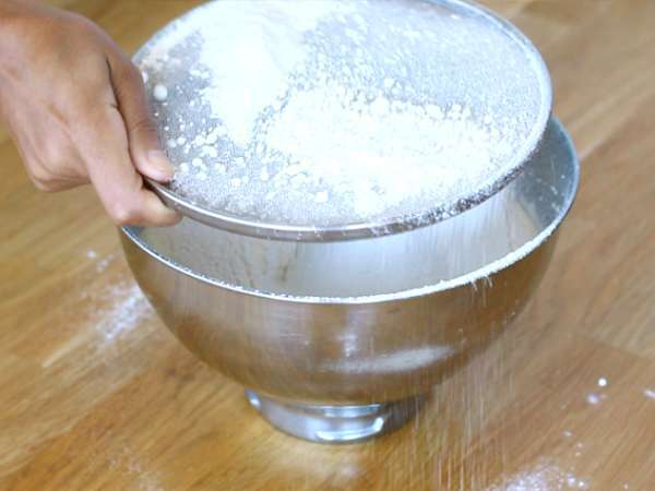 ब्राज़ीलियाई नारियल का केक - बोलो तोल्हा फेल्पुडा - तैयारी चरण 3