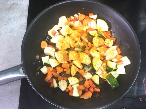 कुसकुस एक्सप्रेस (चिकन और सब्जियाँ) - तैयारी चरण 2