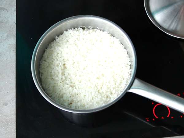 स्मोक्ड सैल्मन और एवोकाडो के साथ माकी - तैयारी चरण 2