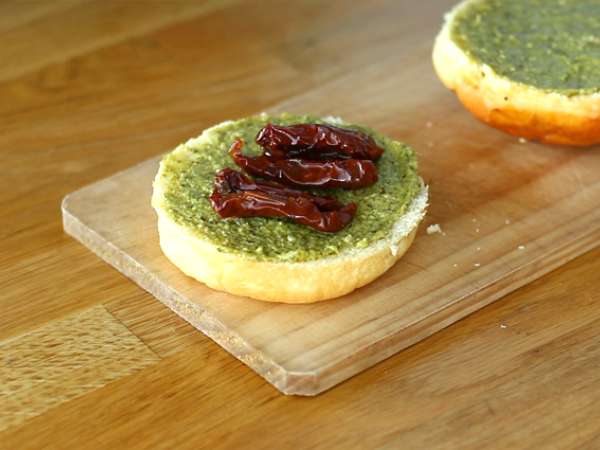 इतालवी बर्गर: पेस्टो सॉस, सूखी टमाटर, मोज़ेरेला - तैयारी चरण 2