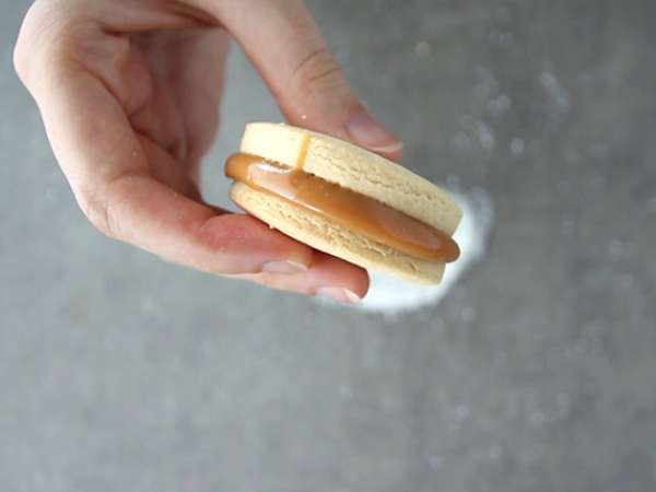 Alfajores - दूध की जैम और नारियल के साथ अर्जेंटीनी सैब्लés - तैयारी चरण 6