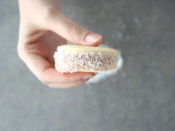 Alfajores - दूध की जैम और नारियल के साथ अर्जेंटीनी सैब्लés - तैयारी चरण 7
