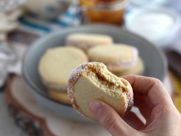 Alfajores - दूध की जैम और नारियल के साथ अर्जेंटीनी सैब्लés - तैयारी चरण 8