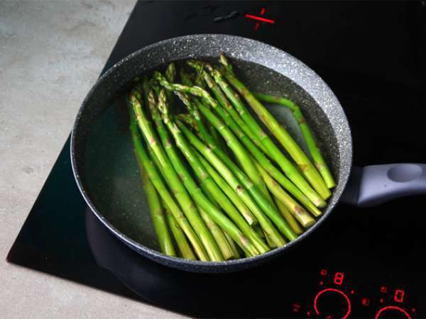 असपरजेस मूसलीन सॉस के साथ - तैयारी चरण 2