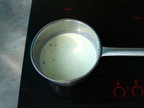 वनीला panna cotta और इसके खुबानी के कूलिस - तैयारी चरण 1