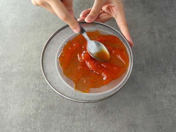 वनीला panna cotta और इसके खुबानी के कूलिस - तैयारी चरण 4