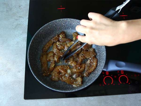 सोया सॉस और शहद में मैरिनेट किया हुआ चिकन - तैयारी चरण 4