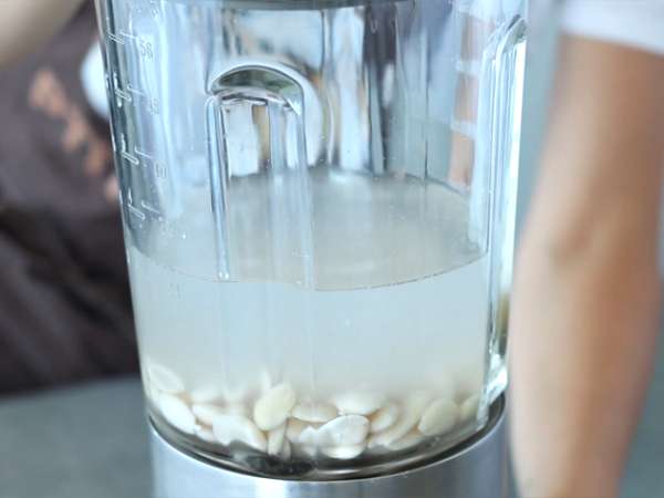 घर का बना बादाम का दूध - तैयारी चरण 2