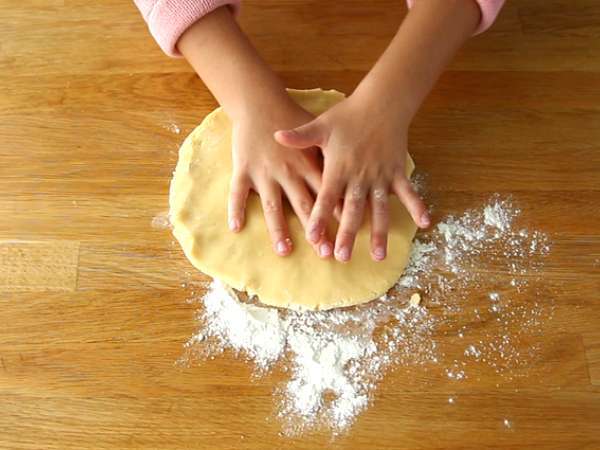 क्रिसमस के पेड़ के बिस्कुट - तैयारी चरण 2