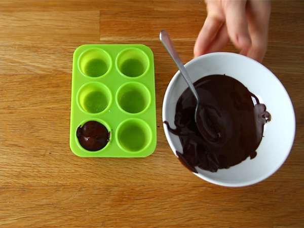 चॉकलेट के लिए चॉकलेट गर्म: काली चॉकलेट + मार्शमैलो - तैयारी चरण 1
