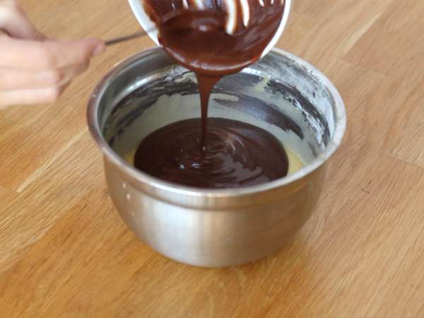 बादाम के ग्लेज़ के साथ मार्बल केक - तैयारी चरण 2