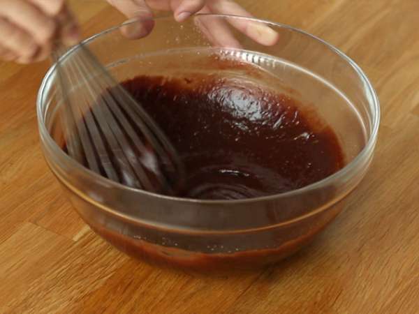 माइक्रोवेव में 5 मिनट में चॉकलेट का बिस्कुट - तैयारी चरण 2