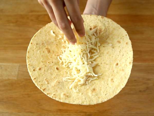 चिली सॉस के साथ चिकन एनचिलाडास - तैयारी चरण 4