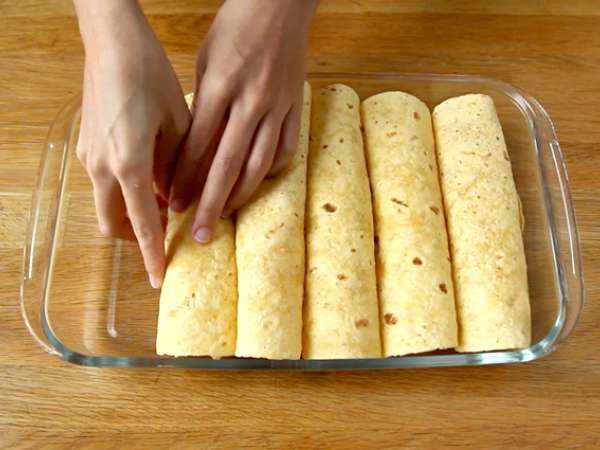 चिली सॉस के साथ चिकन एनचिलाडास - तैयारी चरण 5