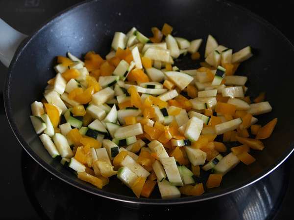 शिमला मिर्च और तोरी का ऑमलेट - तैयारी चरण 2