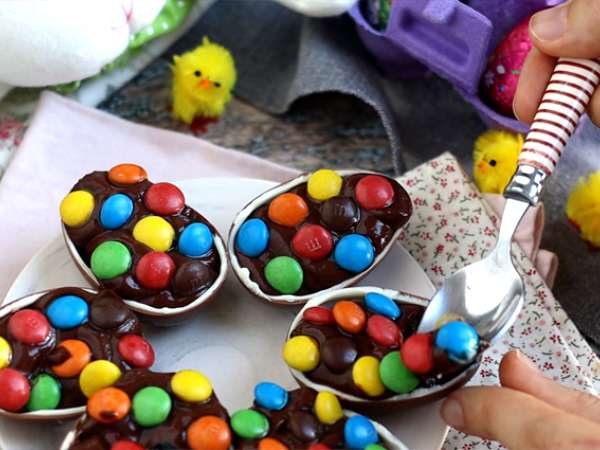 ईस्टर के अंडे चॉकलेट डेसर्ट क्रीम और एम एंड एम के साथ भरे हुए - तैयारी चरण 5