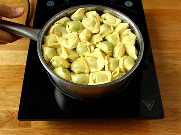 पेस्टो के साथ टॉर्टेलिनी सलाद - तैयारी चरण 1