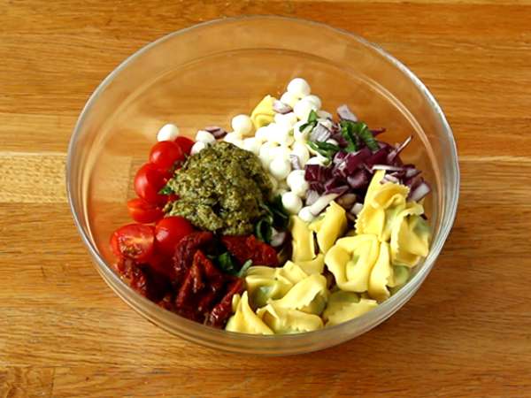 पेस्टो के साथ टॉर्टेलिनी सलाद - तैयारी चरण 3