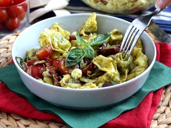 पेस्टो के साथ टॉर्टेलिनी सलाद - तैयारी चरण 5