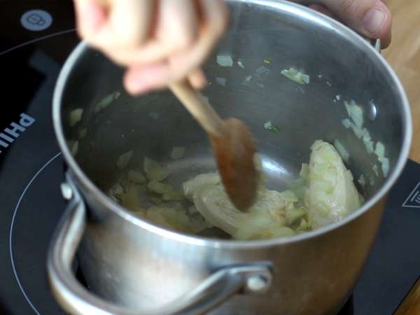 एक बर्तन पास्ता पालक, बकरी का पनीर और चिकन - तैयारी चरण 1