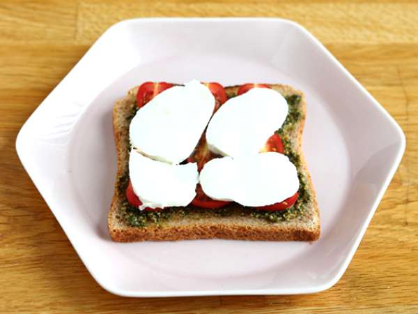 पेस्टो, चेरी टमाटर और मोज़ेरेला चीज़ के साथ ब्रुशेटा - तैयारी चरण 3