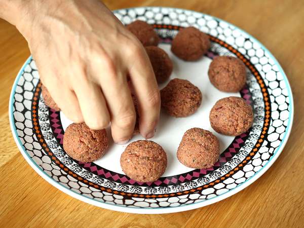 सेतान की शाकाहारी बॉल्स टमाटर सॉस में - तैयारी चरण 3