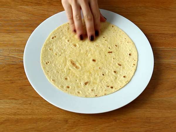 टॉर्टिला बाउल कैसे बनाएं? आसान और बिना बर्तन की सलाद! - तैयारी चरण 1