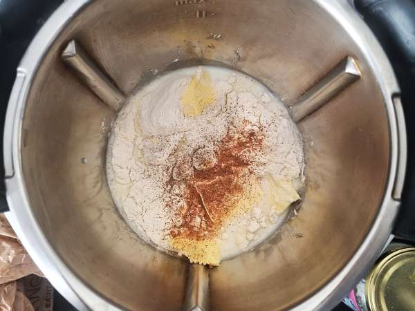 थर्मोमिक्स में बेशमेल सॉस - तैयारी चरण 1