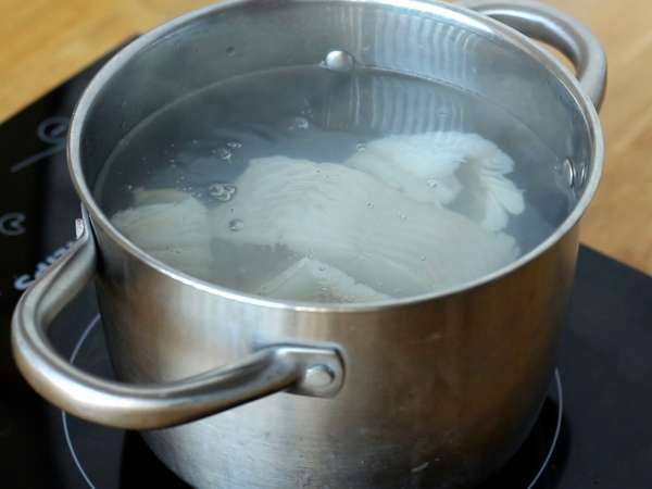 बकाल्हाऊ à ब्रास, पारंपरिक पुर्तगाली नुस्खा जो आसान और स्वादिष्ट है - तैयारी चरण 1