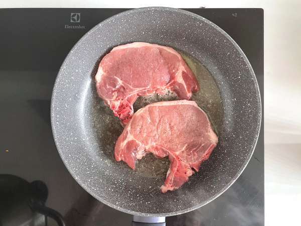 एक पोर्क चॉप को पैन में कैसे पकाएं? - तैयारी चरण 3