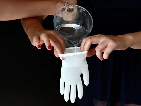 हैलोवीन कॉकटेल और इसका हाथ के आकार का बर्फ का टुकड़ा - आसान ट्यूटोरियल! - तैयारी चरण 1