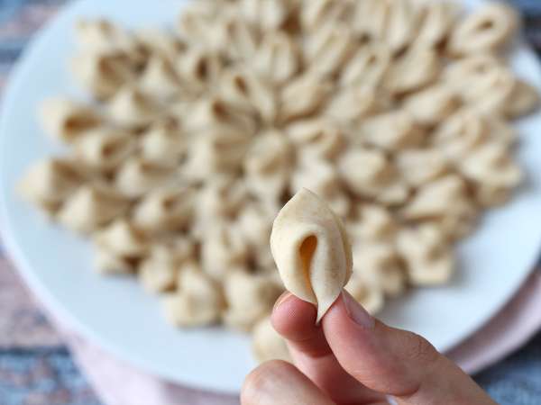 घर पर पास्ता कैसे बनाएं: सोर्प्रेसिन, सुंदर छोटे पास्ता - तैयारी चरण 7