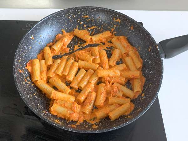 पास्ता पेपरoni और फिलाडेल्फिया: क्रीमी, तेज़ और स्वादिष्ट - तैयारी चरण 7