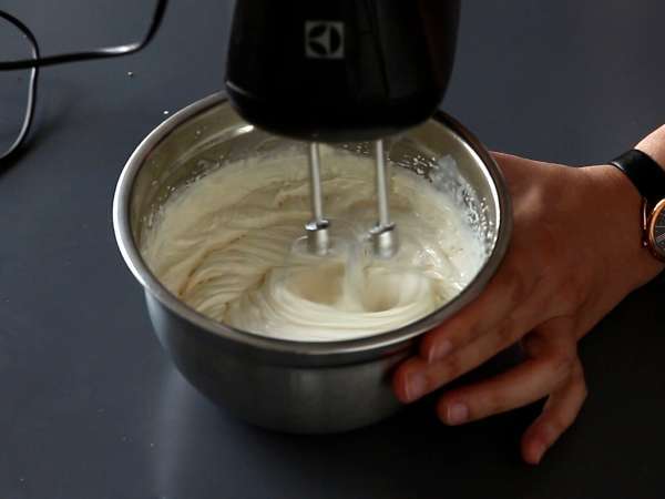 आसान रोल क Kinder Bueno का स्वाद, जन्मदिन के केक या क्रिसमस के लिए लॉग के रूप में परफेक्ट! - तैयारी चरण 6