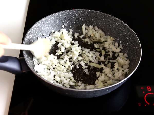स्पानकोपिता, पालक और फेटा के साथ ग्रीक पाई जिसे बनाना बहुत आसान है - तैयारी चरण 1