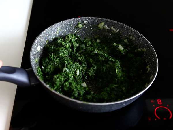 स्पानकोपिता, पालक और फेटा के साथ ग्रीक पाई जिसे बनाना बहुत आसान है - तैयारी चरण 3