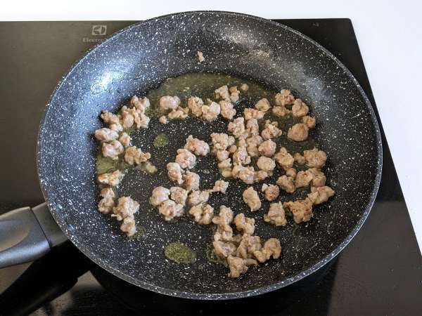 कद्दू और सॉसेज के साथ पास्ता - तैयारी चरण 2