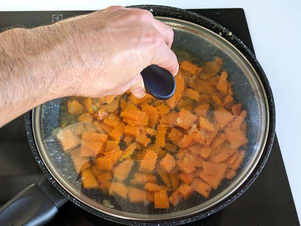 कद्दू और सॉसेज के साथ पास्ता - तैयारी चरण 5