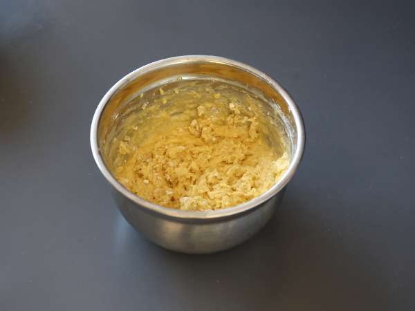 स्मोक्ड सैल्मन, नींबू और चिव्स का केक - तैयारी चरण 2