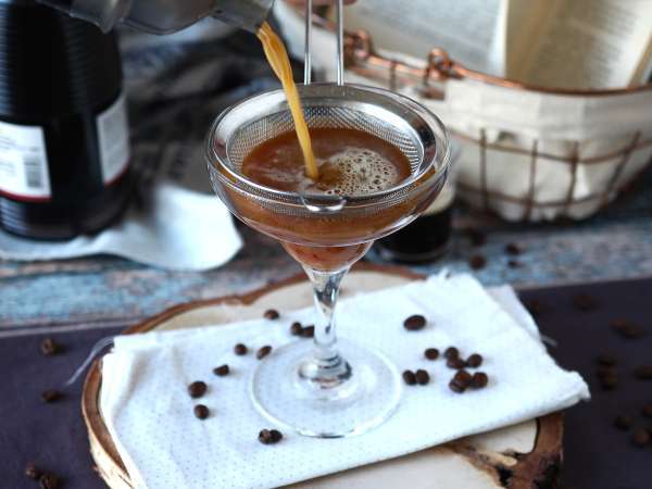 Espresso Martini, कॉफी प्रेमियों के लिए एकदम सही कॉकटेल - तैयारी चरण 4