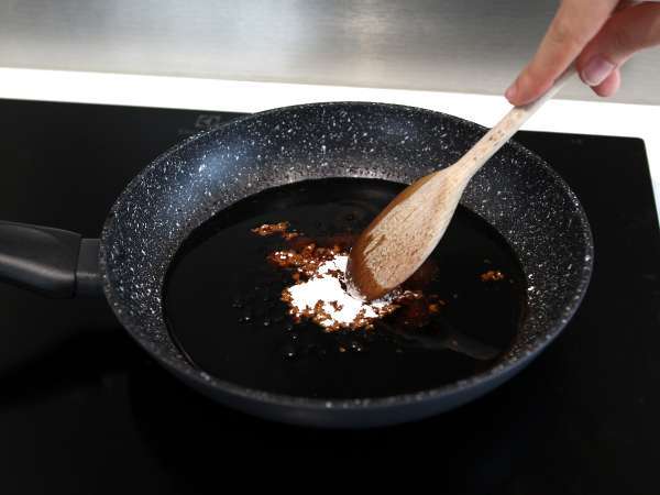 घर की बनी टेरियाकी सॉस, सामन और चिकन के साथ परोसने के लिए एकदम सही! - तैयारी चरण 4