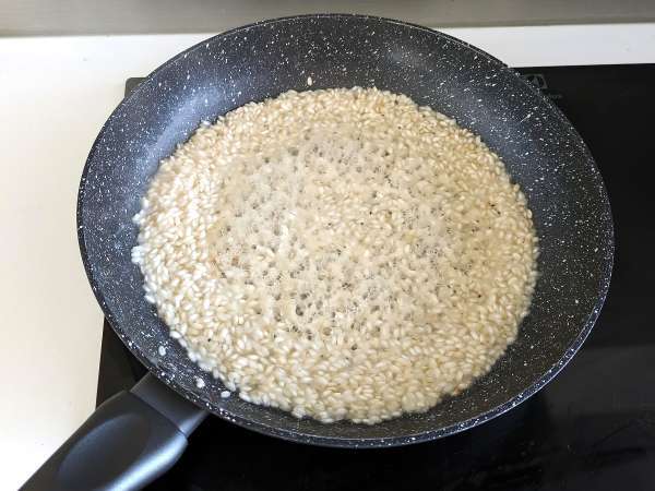 Risotto 'nduja और सॉसेज, एक पहले पाठ्यक्रम का गहन स्वाद - तैयारी चरण 4