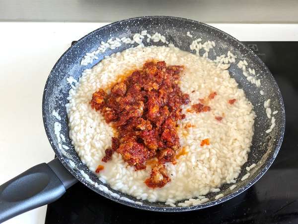 Risotto 'nduja और सॉसेज, एक पहले पाठ्यक्रम का गहन स्वाद - तैयारी चरण 5